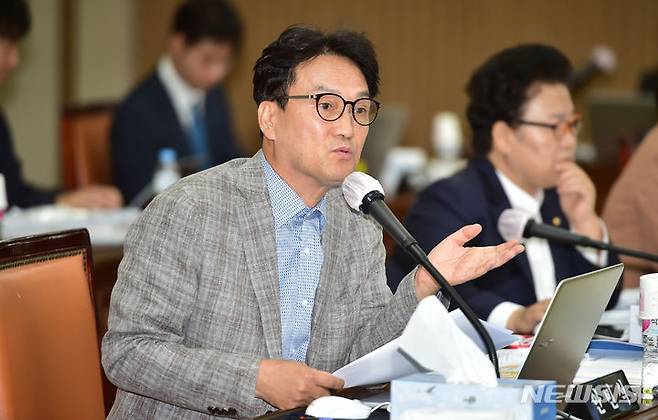 [대구=뉴시스] 이무열 기자 = 안민석 더불어민주당 의원이 17일 대구 북구 경북대학교 글로벌플라자에서 열린 국회 교육위원회의 경북대학교, 강원대학교, 경북대병원, 강원대병원, 경북원주대치과병원, 경북대치과병원, 대구교육대학교에 대한 국정감사에서 질의하고 있다. 2023.10.17. lmy@newsis.com