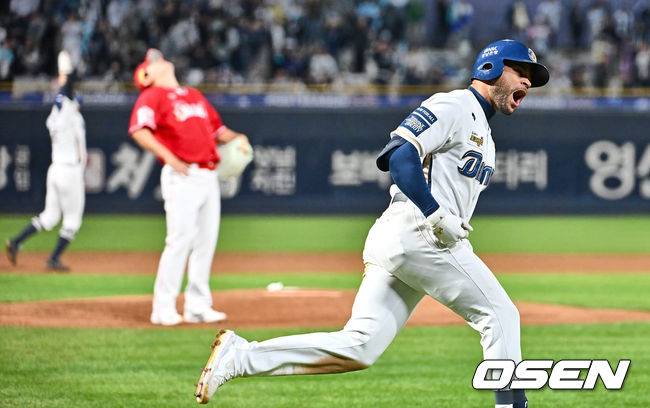 [OSEN=창원, 이석우 기자]NC 다이노스 마틴이 2회말 1사 1,2루 우월 3점 홈런을 치고 포효하고 있다. 2023.10.25 / foto0307@osen.co.kr