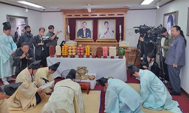 고(故) 박정희 전 대통령 44주기 추모제 및 추도식이 26일 경북 구미시 상모동 박 전 대통령 생가에서 거행되고 있다. 연합뉴스