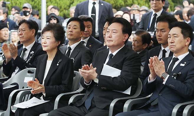 윤석열 대통령, 박근혜 전 대통령과 국민의힘 김기현 대표가 26일 서울 동작구 국립서울현충원 박정희 전 대통령 묘역에서 열린 박 전 대통령 서거 제44주기 추도식에서 함께 박수치고 있다. 대통령실통신사진기자단