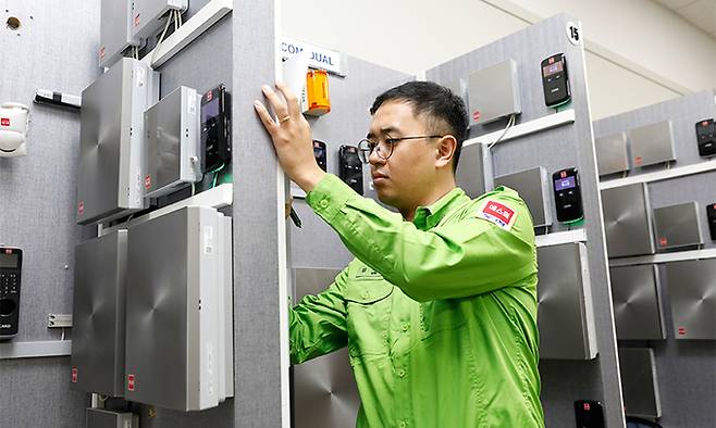 26일 충남 천안시 에스원 인재개발원 첨단보안 종합실습장에서 기술력 평가에 참여 중인 긴급출동(CS) 요원이 알람기기를 살피고 있다. 에스원 제공