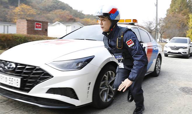 에스원 경기 시화 지사 소속 채선후 선임이 26일 충남 천안시 에스원 인재개발원 첨단보안 종합실습장에서 긴급출동(CS) 부문 본선 평가를 치르고 있다. 에스원 제공