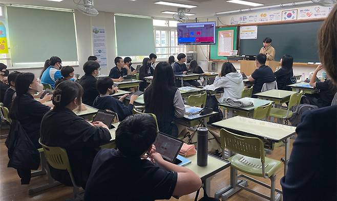 26일 경기 시흥시 서해중학교에서 열린 IB 공개수업에서 학생들이 태블릿PC를 이용해 수업에 참여하고 있다. 경기도교육청 제공