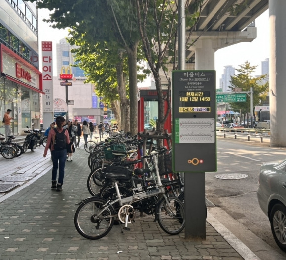 서울 광진구에 설치된 마을버스 정보안내단말기 . 광진구 제공