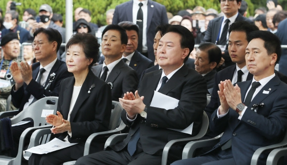 윤석열 대통령, 박근혜 전 대통령과 김기현(맨 오른쪽) 국민의힘 대표가 26일 서울 동작구 국립서울현충원 박정희 전 대통령 묘역에서 열린 박 전 대통령 서거 제44주기 추도식에서 함께 박수치고 있다. 2023.10.26 대통령실통신사진기자단