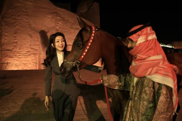 아라비아 말 살펴보는 김건희 여사 - 사우디아라비아를 국빈 방문한 윤석열 대통령 부인 김건희 여사가 21일(현지시간) 리야드 인근 디리야 유적지를 방문해 아라비아 말을 살펴보고 있다. 공동취재 2023.10.22.