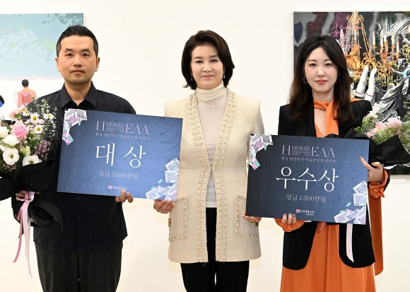 우연희 호반문화재단 이사장(가운데)이 26일 서울 중구 아트스페이스 호화에서 진행된 호반문화재단 전국 청년작가 미술공모전 ‘2023 H-EAA’ 시상식에서 대상을 수상한 문호 작가(왼쪽)와 우수상을 수상한 우아 작가(오른쪽)와 함께 기념촬영을 하고 있다. 2023.10.25 오장환 기자