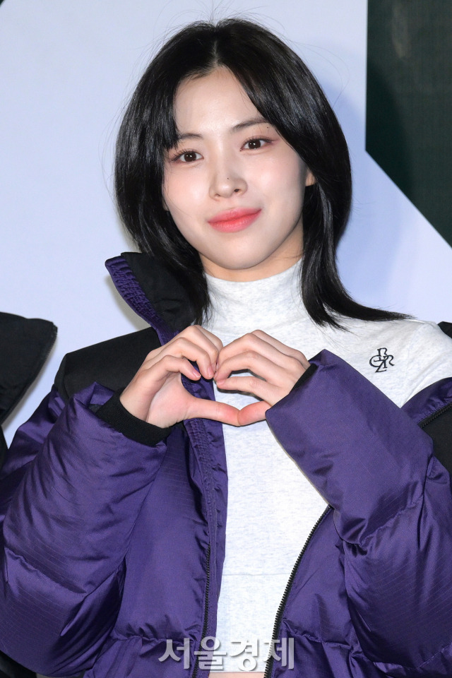 그룹 있지(ITZY) 류진이 26일 오후 서울 용산구 모처에서 진행된 아웃도어 브랜드 ‘코오롱스포츠 창립 50주년’ 기념 포토콜에서 포즈를 취하고 있다. 김규빈 기자