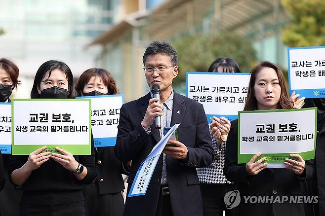 광주 초등학교 앞에서 교권보호 집회 (광주=연합뉴스) 천정인 기자 = 24일 오후 광주 북구 한 초등학교 앞에서 초등교사노동조합원들이 이 학교 A 교사에 대한 교권 회복 촉구 집회를 하고 있다. A 교사는 학생 간 싸움을 말리는 과정에서 책상을 밀쳤다가 아동학대 혐의로 학부모에게 고소당해 검찰에서 무혐의 처분을 받았다. 학교 측은 이날 A 교사에 대한 교권보호위원회를 열었다. 2023.10.24 iny@yna.co.kr