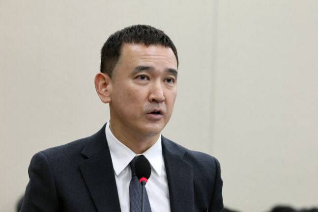 김지형 SK텔레콤 부사장이 27일 과학기술정보방송통신위원회의 종합국정감사에 참고인 신분으로 출석해 의원 질의에 답하고 있다.(사진=뉴스1)