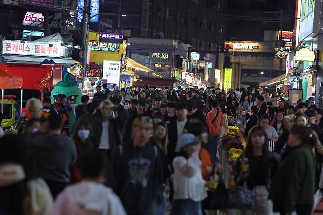 27일 오후 서울 마포구 홍대 거리가 시민들로 붐비고 있다. (사진= 연합뉴스)