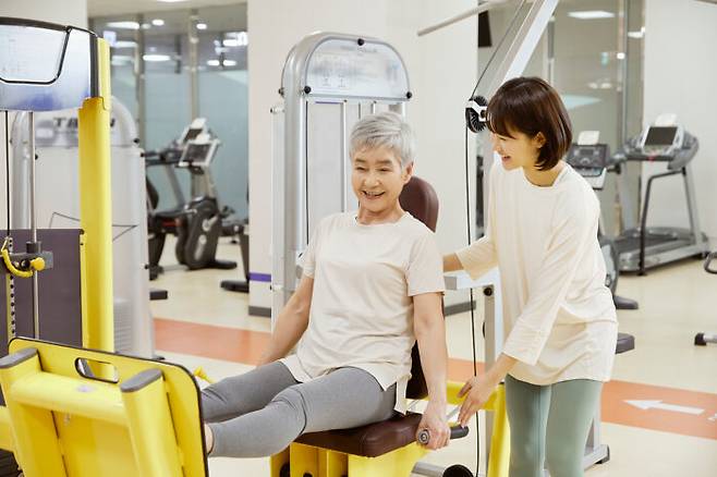 아직 근육량과 운동기능이 유지된 갱년기부터 근육 살리기에 관심을 가져야 더 건강한 노후를 보낼 수 있다. [사진=클립아트코리아]