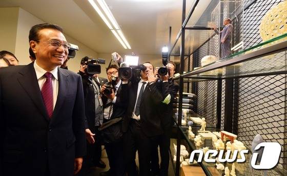 리커창 전 중국 총리가 2015년 11월 2일 경기창조경제혁신센터를 방문해 3D 프린터로 만든 자신의 조각상을 살펴보며 파안대소하고 있다. 2015.11.2/뉴스1 ⓒ News1 사진공동취재단
