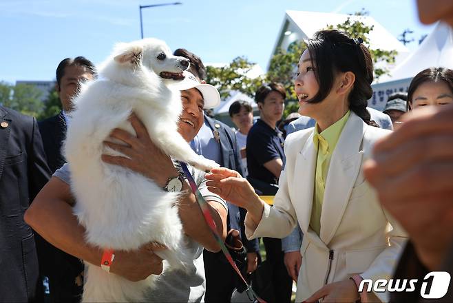 김건희 여사가 24일 서울 용산어린이정원에서 열린 추석맞이 팔도장터를 깜짝 방문해 한 시민의 반려견과 인사하고 있다. (대통령실 제공) 2023.9.24/뉴스1 ⓒ News1 오대일 기자