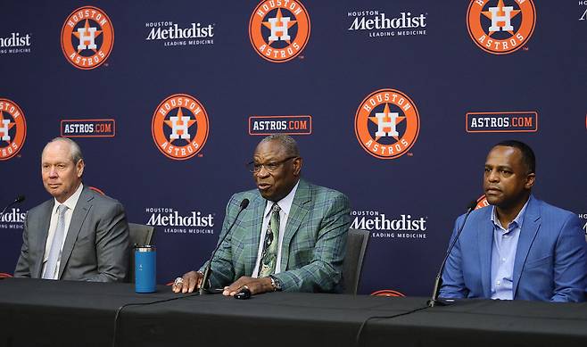 베이커 감독(가운데)의 은퇴 기자회견에서 짐 크레인 휴스턴 구단주(왼쪽)와 다나 브라운 단장이 양 옆에 자리하고 있다. AFP연합뉴스