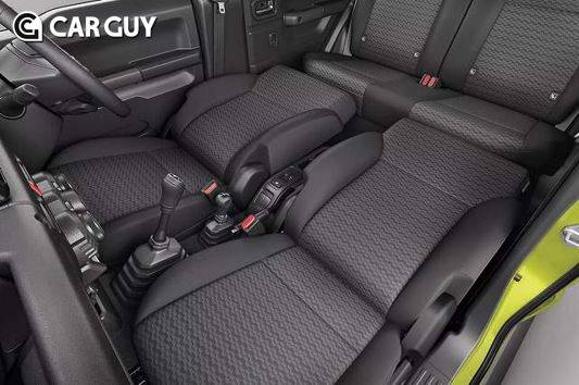 짐니 5도어의 프런트 시트 등받이를 펼친 상태. 뒷좌석의 시트 폭이 짧아 보인다