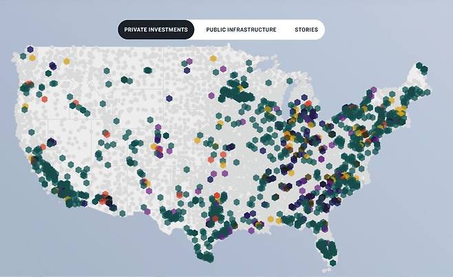 백악관 홈페이지에 투자 현황판 - 미국 백악관 홈페이지에 있는 'Investing in America(미국에 투자)' 코너. 바이든 행정부 들어 국내외 민간 기업들이 발표한 투자 계획을 깨알같이 기록해 놨다. 초록색은 신재생에너지 관련 기업, 노란색은 바이오, 붉은색은 반도체 기업들이다. /미국 백악관 홈페이지