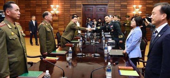 2018년 6월 14일 경기도 파주시 판문점 북측 통일각에서 열린 남북장성급군사회담에서 김도균 수석대표(오른쪽 세번째)와 안익산 북한 수석대표(왼쪽 세번째)가 악수하고 있다. 이들은 9·19합의 협상을 했다. /국방부