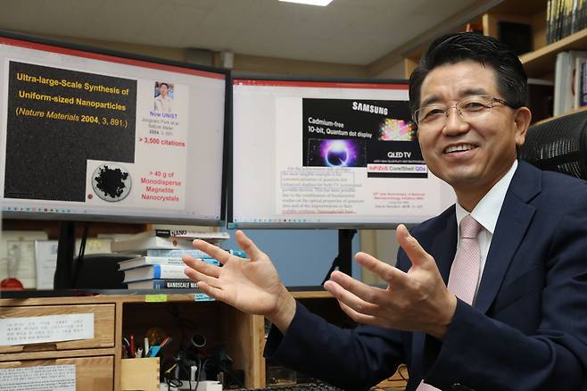 현택환 나노입자 연구단 단장 겸 서울대 석좌교수 연구진이 김병수 서울대 화학생물공학부 교수, 정영미 한국과학기술연구원(KIST) 책임연구원 연구진과 공동으로 나노입자와 차세대 줄기세포 기술인 ‘나노 베지클’을 결합한 새로운 치료 후보물질을 개발하고, 동물실험을 통해 류머티즘성 관절염 치료 효과를 확인했다. 사진은 2020년 노벨상에 유력한 과학자로 선정된 현택환 교수가 서울대에서 인터뷰하고 있는 모습./조선DB