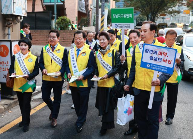 24일 서울 강남구 대치동 학원가 일대에서 법무부 청소년 범죄예방위원회 서울중앙지역협의회 주관 청소년 마약예방 캠페인이 진행되고 있다. 뉴스1