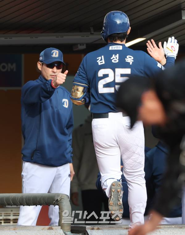 2023 KBO 프로야구 포스트시즌 SSG 랜더스와 NC 다이노스의 준플레이오프 1차전 경기가 22일 오후 인천SSG랜더스필드에서 열렸다. 8회초 1사 1루 대타 김성욱이 투런홈런을 치고 홈인하자 강인권 감독이 엄지를 내밀며 맞이하고 있다. 인천=김민규 기자 mgkim1@edaily.co.kr /2023.10.22/