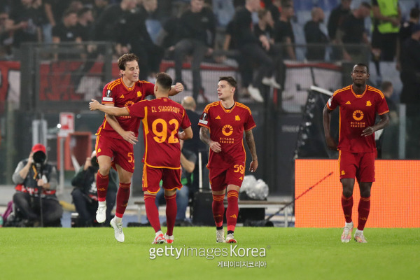 AS로마 에도아르도 보베(맨 왼쪽)가 27일 슬라비아 프라하와의 UEFA 유로파리그에서 골을 넣은 뒤 엘 샤라위와 기뻐하고 있다. 사진=게티이미지