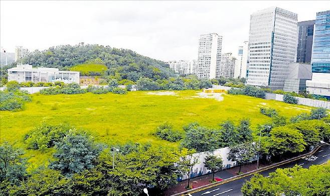 서울시가 주거 비율을 30%까지 높이기로 하면서 20년 가까이 표류한 마포구 ‘상암 DMC랜드마크’ 건립 사업이 탄력을 받을지 주목된다. 상암동 DMC랜드마크 부지 전경.  /한경DB