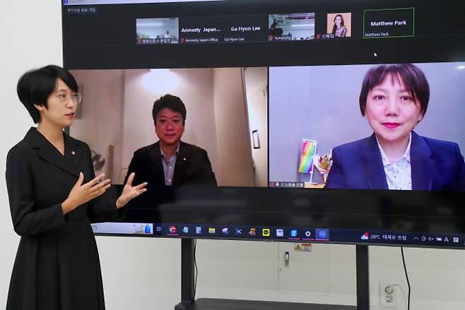 Justice Party legislator Jang Hye-yeong(left), who proposed the Marriage Equality bill, holds a video conference with a member of the Constitutional Democratic Party of Japan and a representative in the House of Councillors and Taiwanese legislator Fan Yun (55) of the Democratic Progressive Party (DPP) (right), at the headquarters of Kyunghyang Shinmun in Seoul on September 19. By Lee Jun-heon