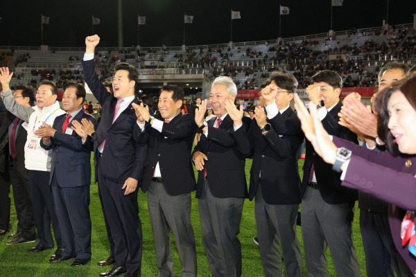 경남생활체육대축전 개막식에서 나동연 양산시장과 김오영 경남체육회장 등 인사들이 관객들에게 손을 들어 인사하고 있다. 양산시 제공