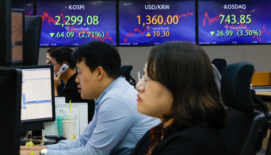 Screens at a Hana Bank branch in central Seoul show Korea's market on Thursday. [NEWS1]