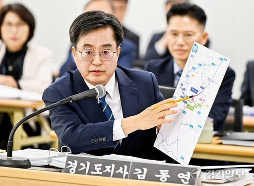 김동연 경기도지사가 지난 17일 경기도청에서 열린 국회 행정안전위원회의 경기도에 대한 국정감사에서 서울~양평 고속도로 노선 변경 논란과 관련한 질의에 답하고 있다. 경기일보DB