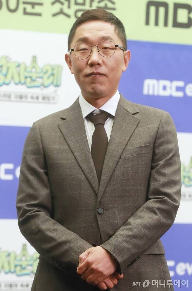 방송인 김제동이 27일 오전 서울 마포구 상암동 스탠포드호텔에서 진행된 MBC에브리원 새 예능 '성지순례' 제작발표회에 참석해 포즈를 취하고 있다.  범인(凡人)들의 욕망 가득한 성지를 찾아 나선 개신교, 불교, 천주교 성직자들의 홀리한 속세 체험기를 담은 버라이어티 프로그램 '성지순례'는 오는 31일 첫 방송된다. /2023.10.27 /사진=이동훈