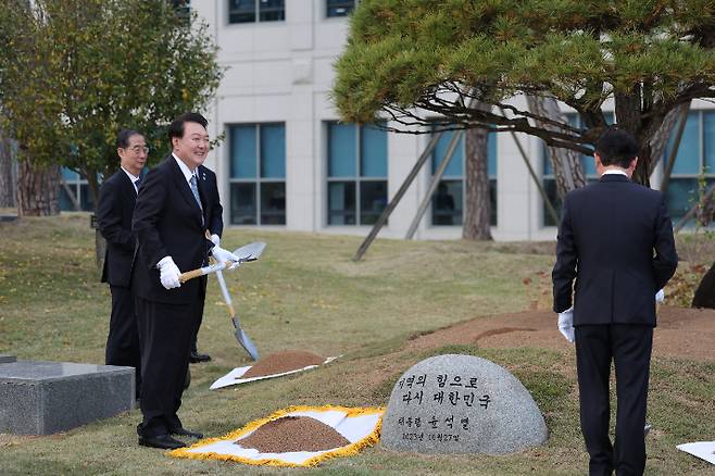 윤석열 대통령이 27일 오후 경북 안동 경상북도청에서 열린 제5회 중앙지방협력회의 참석에 앞서 청사 앞 뜰에 기념식수를 하고 있다. 연합뉴스