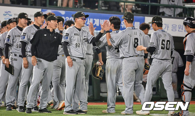 [OSEN=이석우 기자] 한화 최원호 감독이 선수들과 하이파이브를 하고 있다. 2023.06.15 / foto0307@osen.co.kr