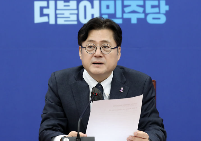 홍익표 더불어민주당 원내대표가 26일 오전 서울 여의도 국회에서 열린 국정감사 대책회의에서 발언을 하고 있다. 뉴시스