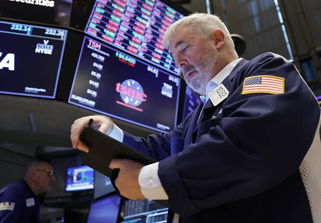 10월11일 미국 뉴욕증권거래소 (NYSE)에서 한 트레이더가 업무를 보고 있다.ⓒREUTERS