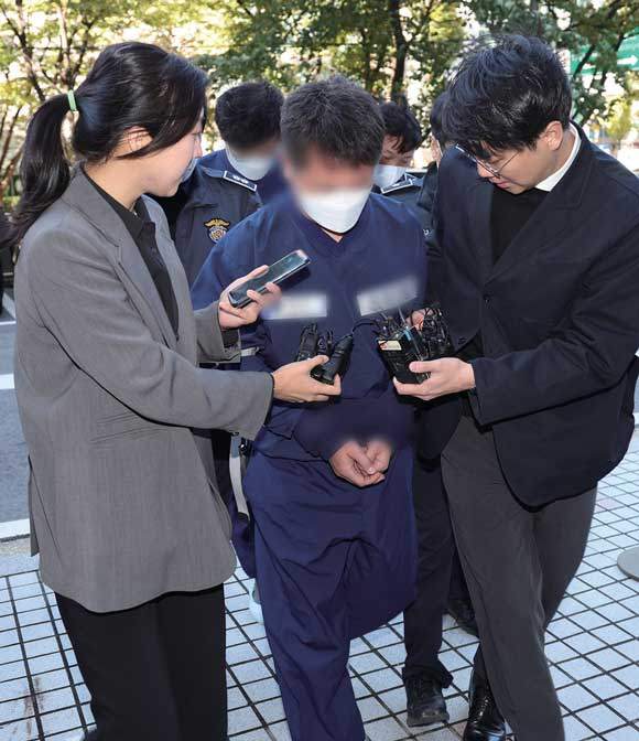 영풍제지 주가조작 혐의를 받는 윤아무개씨와 이아무개씨 등이 10월20일 영장실질심사를 받기 위해 서울남부 지방법원에 출석하고 있다. ⓒ연합뉴스