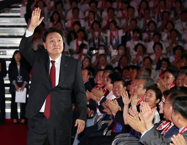 윤석열 대통령이 6월28일 서울 중구 장충체육관에서 열린 한국자유총연맹 창립 제69주년 기념식에서 환호에 손들어 답하고 있다. ⓒ연합뉴스