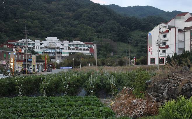 전남 구례 산동 지리산 온천관광단지는 미래보다 당장 현실이 버겁다. 노후화된 기존 시설들은 문을 닫고, 새로운 민간투자도 사라지면서 한 때 단체관광지로 각광받던 지리산 온천이 이제는 제 기능을 잃어 관광지라는 이름조차 무색해졌다. 25일 오후 구례 산동 지리산 온천관광단지 ⓒ시사저널 정성환