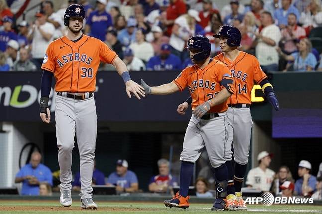 휴스턴의 카일 터커(왼쪽부터)와 호세 알투베, 마우리시오 듀본. 알투베의 작은 키가 눈에 띈다. /AFPBBNews=뉴스1