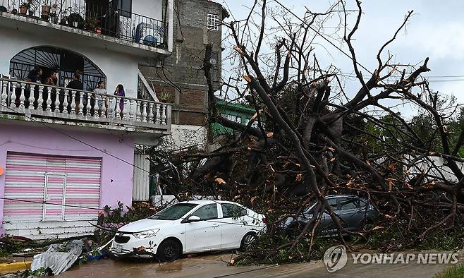 초강력 허리케인의 흔적 (아카풀코 AFP=연합뉴스) 25일(현지시간) 멕시코 게레로주 아카풀코 한 주택가에 허리케인 '오티스' 영향으로 부러진 나무들이 차량과 주택 주변에 어지럽게 널려 있다. 2023.10.27