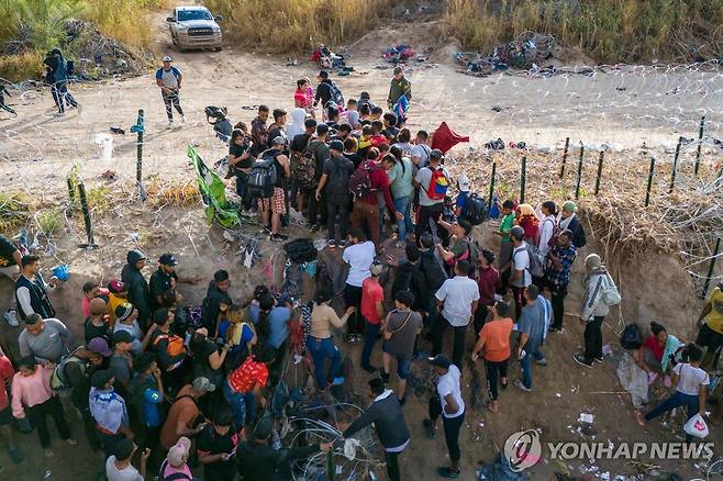 지난 9월 30일 텍사스 이글패스에서 국경을 넘어오는 사람들 [AFP 연합뉴스 자료사진. 재판매 및 DB 금지]