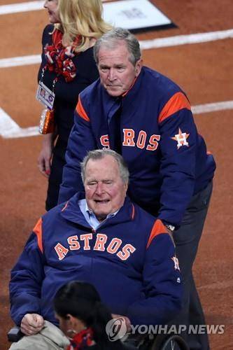 2017년 월드시리즈에 '아버지 부시'와 함께 시구한 부시 전 대통령 [AP=연합뉴스]