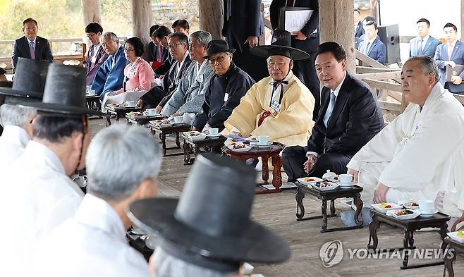 尹대통령, 1년반 만에 안동 서원 찾아 '유림 간담회'