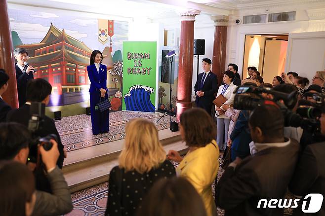 김건희 여사가 지난 6월20일(현지시간) 외신기자 10여 명을 초청해 프랑스한국문화원 내 '2023 한국문화제 테이스트 코리아' 부산 특별전을 관람하기 전 인사말을 하고 있다. (대통령실 제공) 2023.6.21/뉴스1 ⓒ News1 안은나 기자