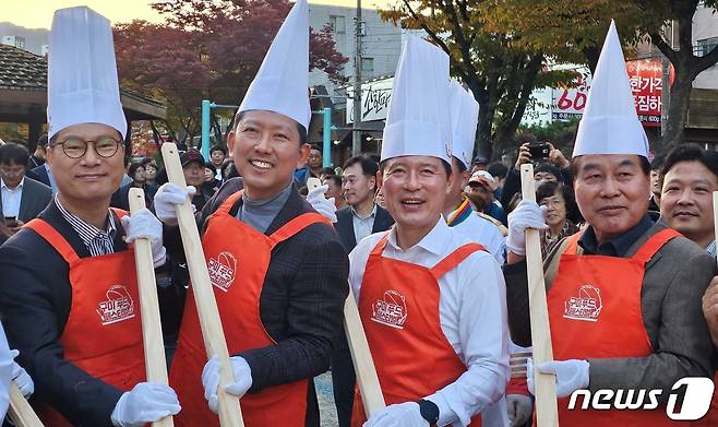 28일 개막된 경북 구미푸드페스티벌에서 김영식의원, 김장호 구미시장, 구자근 의원, 안주찬 구미시의장 (왼쪽부터) 등이 비빔밥 퍼포먼스를 하고 있다. 이틀간 열리는 축제에는 71개의 지역 음식점이 참가해 200여종의 음식을 선보이고 다양한 체험행사가 열린다. 2023.10.28/뉴스1 ⓒ News1 정우용 기자