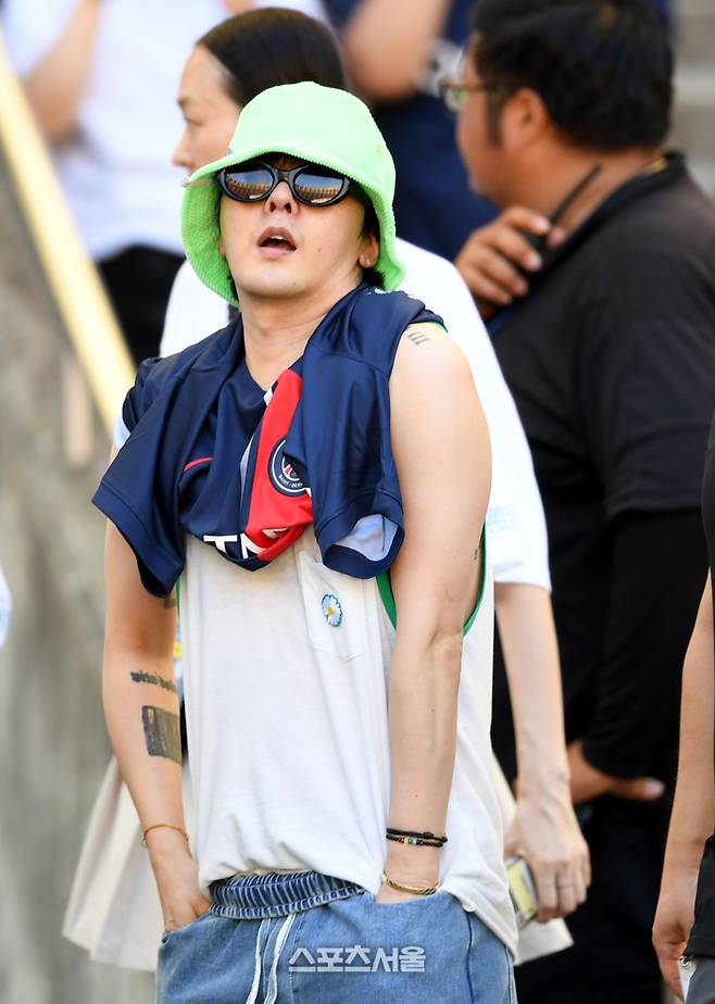 GD가 3일 부산아시아드주경기장에서 열린 PSG와 전북 현대와 쿠팡플레이 시리즈 프리시즌 친선경기플 찾았다. 지드래곤은  파리생제르맹(PSG)와 본인의 브랜드 피스마이너스원이 공동작업을 했다는 사실을 알리며 유니폼 사진을 공개했다. 2023. 8. 3. 부산 | 최승섭기자 thunder@sportsseoul.com