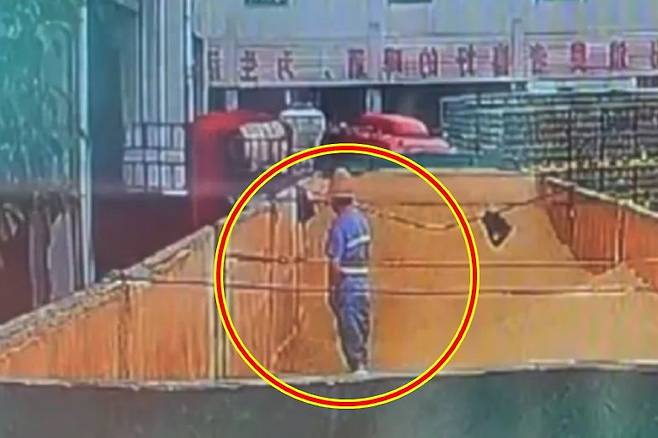 칭다오 맥주 제3공장 내부에서 촬영된 것으로 알려진 영상 속 한 장면. 한 남성이 원료창고 안에서 소변을 보고 있다. /웨이보
