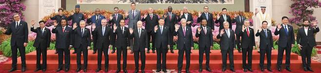 빅토르 오르반 헝가리 총리는 유럽연합(EU) 국가 중 유일하게 중국 베이징에서 지난 18일 열린 '제3회 일대일로 국제 협력 정상 포럼'에 참석했다. 사진 속 뒷줄 왼쪽 여섯번째가 오르반 총리다./타스 연합뉴스