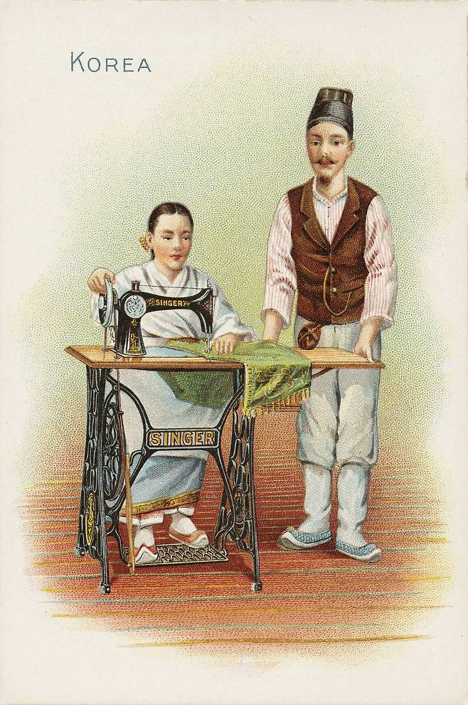 싱어사가 19세기 후반 세계를 대상으로 제작, 배포한 세일즈 카드 세트의 'Korea'편. 재봉틀을 사용하는 한복 차림 여성과 옆에서 보조하는 남성의 모습을 실었다. /위키미디어